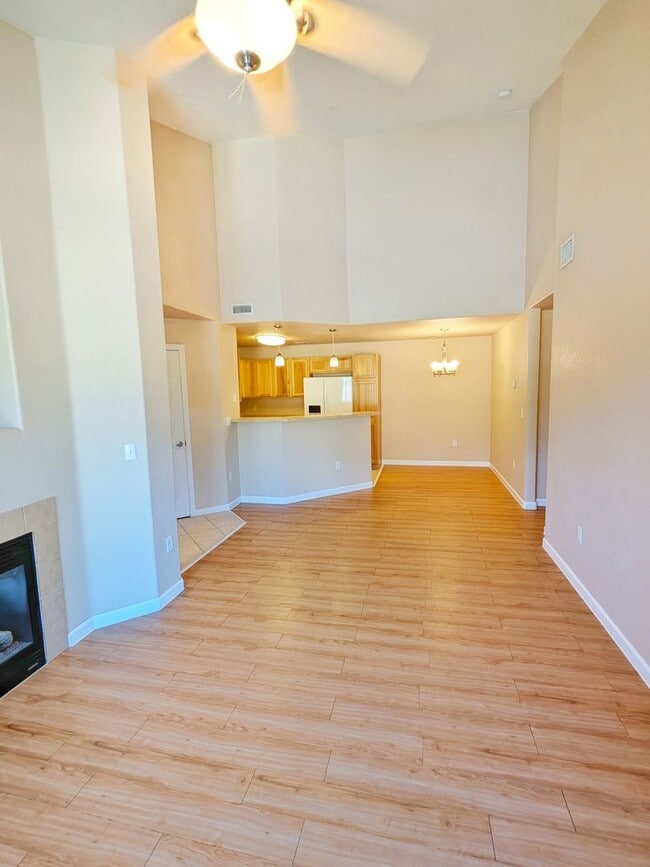 Building Photo - 2 Bedroom 2 Bath 2 Car Garage Condo in Braodmore Area