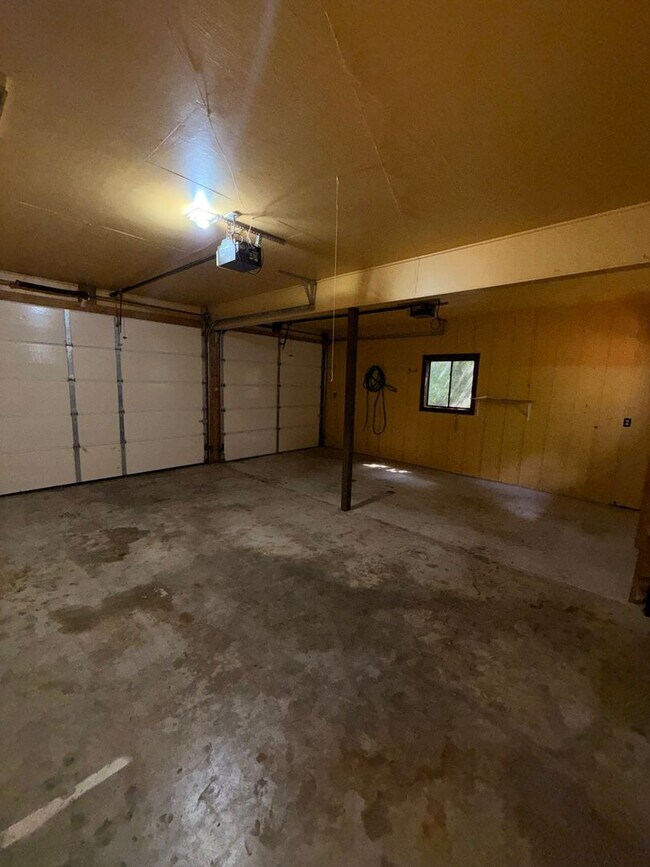 Building Photo - 19 Gore Ln