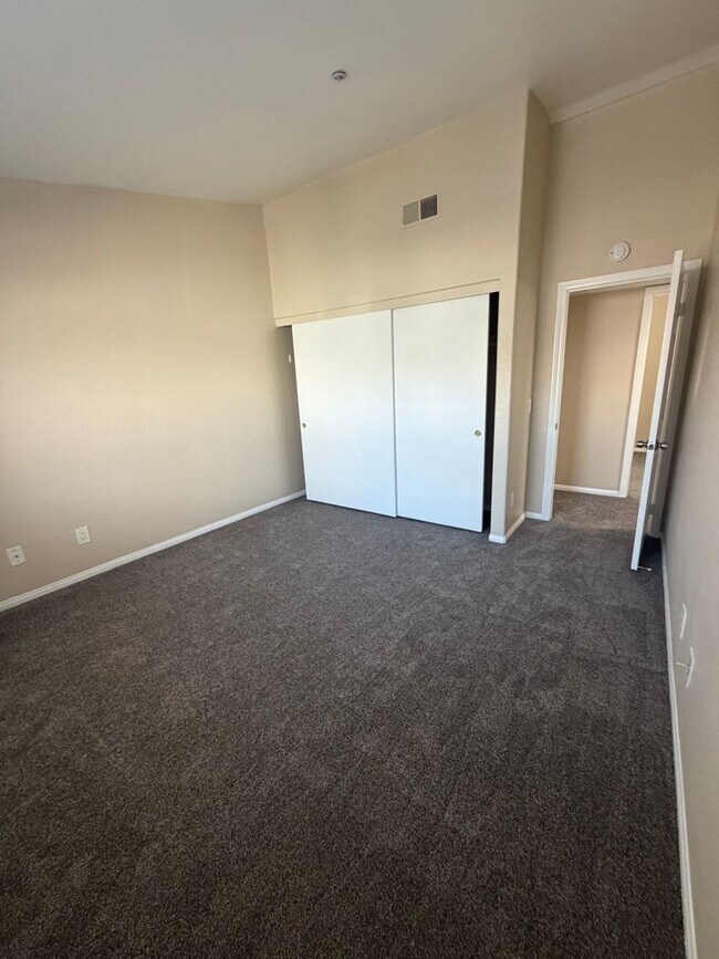 Building Photo - 1031 S Mollison Ave