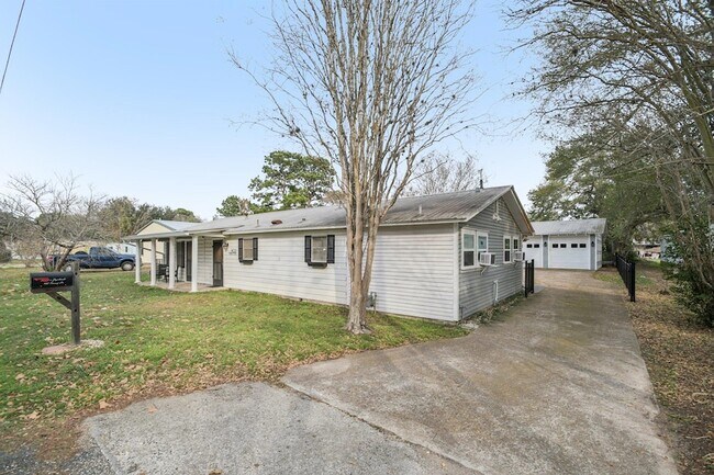 Building Photo - 902 Turney St