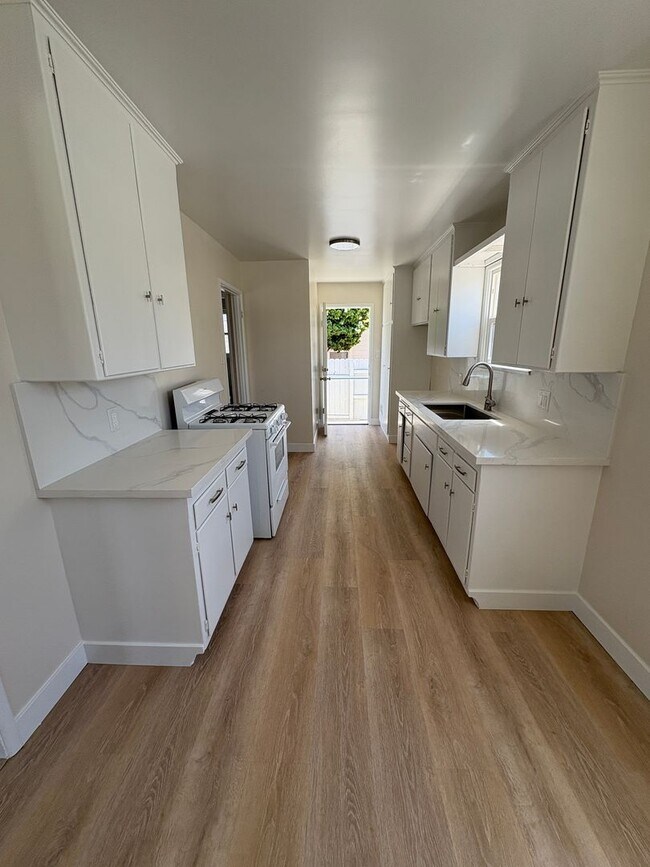 Building Photo - 1+1 Cozy Cottage above Ventura College wit...
