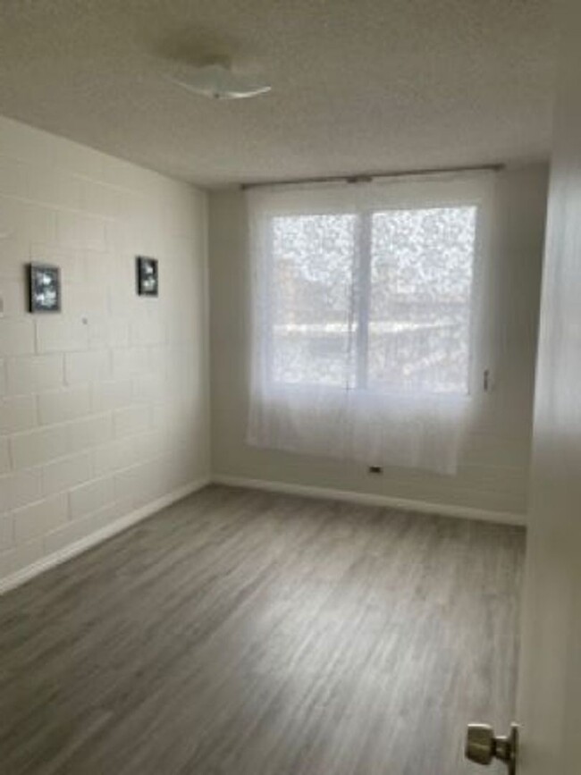 Building Photo - 2 bedroom/ 1 bathroom/ 1 covered parking s...