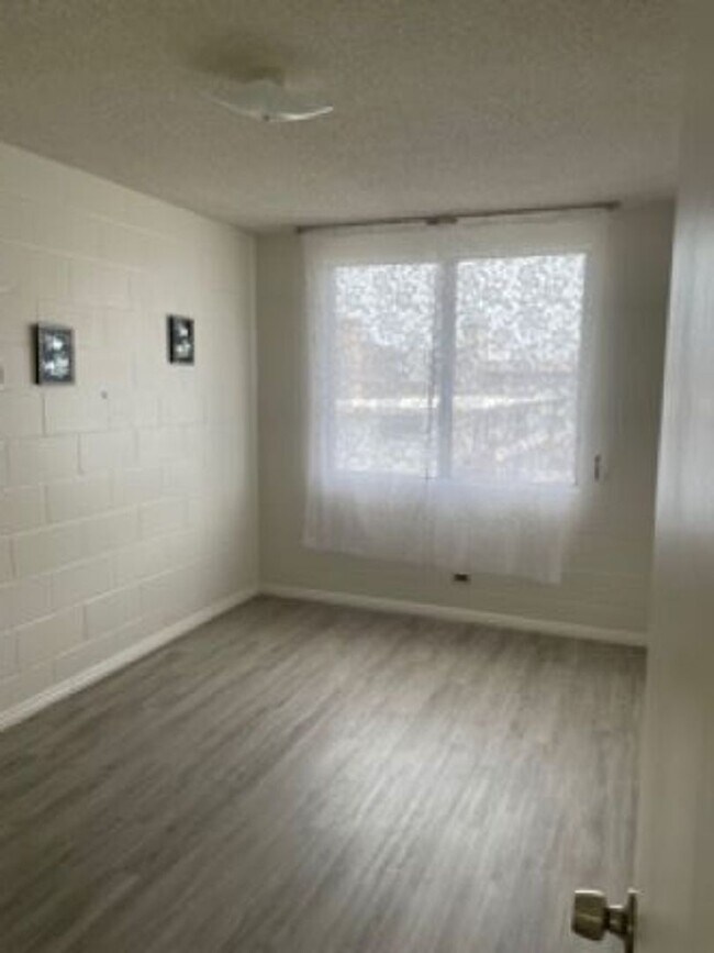 Building Photo - Available now!  2 bedroom/ 1 bathroom/ 1 c...