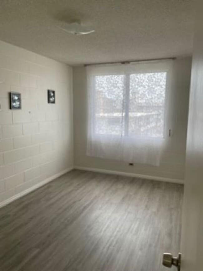Building Photo - Available now!  2 bedroom/ 1 bathroom/ 1 covered parking stall in Salt Lake