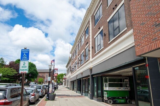 Building Photo - 633-639 Main St