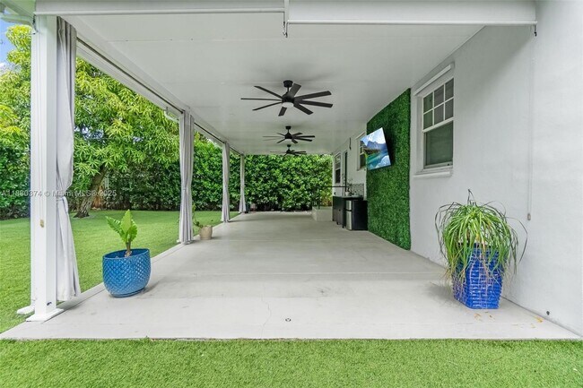 Building Photo - 570 SW 45th Ave