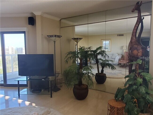 Building Photo - 1050 Longboat Club Rd