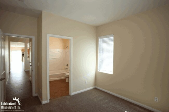 Building Photo - Gorgeous 3Bdm 2Ba Corner Lot Home in a Gat...