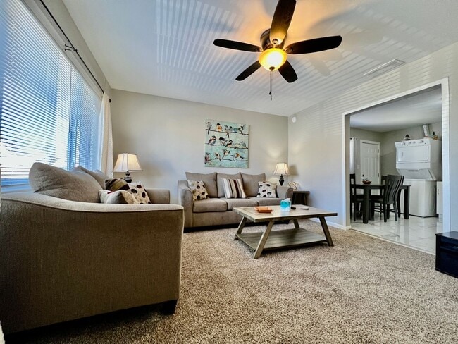 Building Photo - Welcoming Two Bedroom Apartment on Whitaker