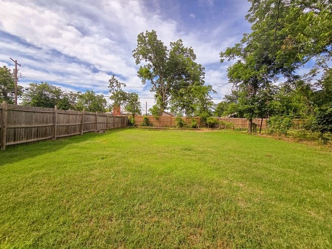 Building Photo - Cute 2 or 3 bedroom 1 bath near OBU