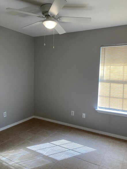 Building Photo - 521 Amigos Ln