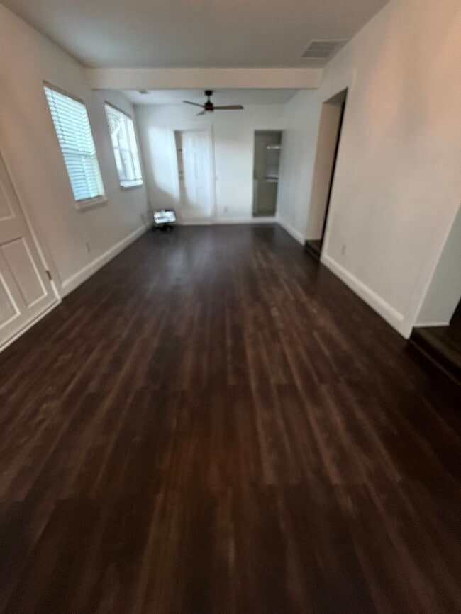 Building Photo - Renovated 2/1 Home walkable to Downtown De...