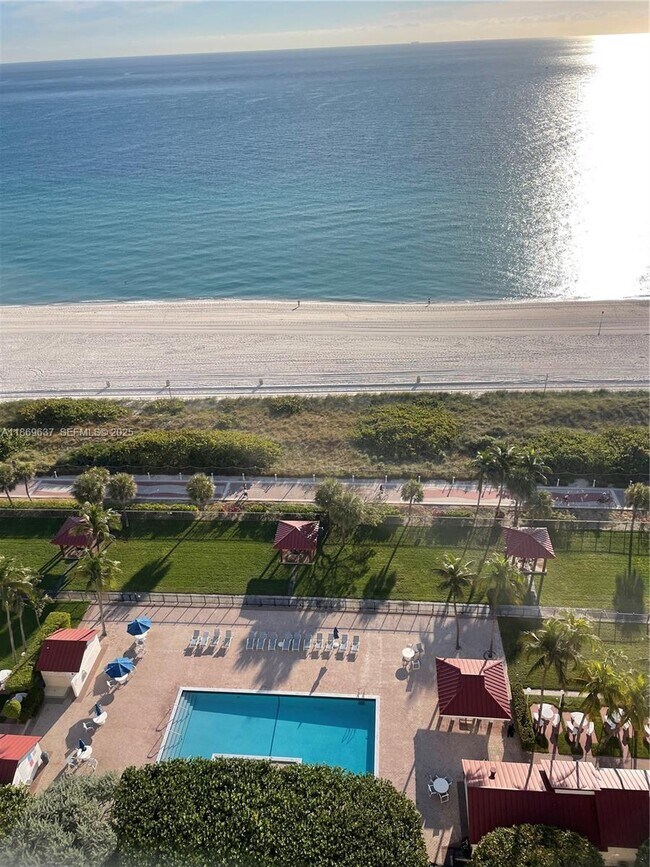 Building Photo - 2555 Collins Ave