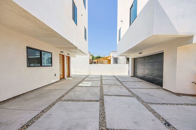 Building Photo - 2851 S Victoria Ave