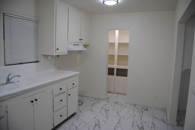 Building Photo - 408 Oildale Dr