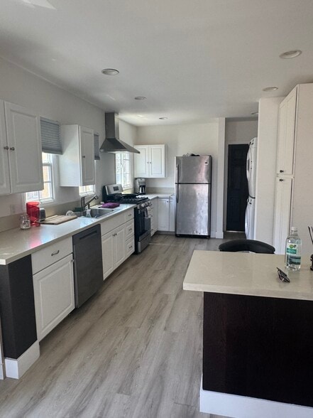 kitchen with stainless steel fridge, dishwasher, stove, oven & stacked washer & dryer; 4 seat island - 1339 S Mansfield Ave