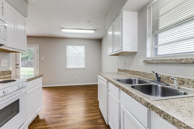 Building Photo - 12129 Spring Branch Dr