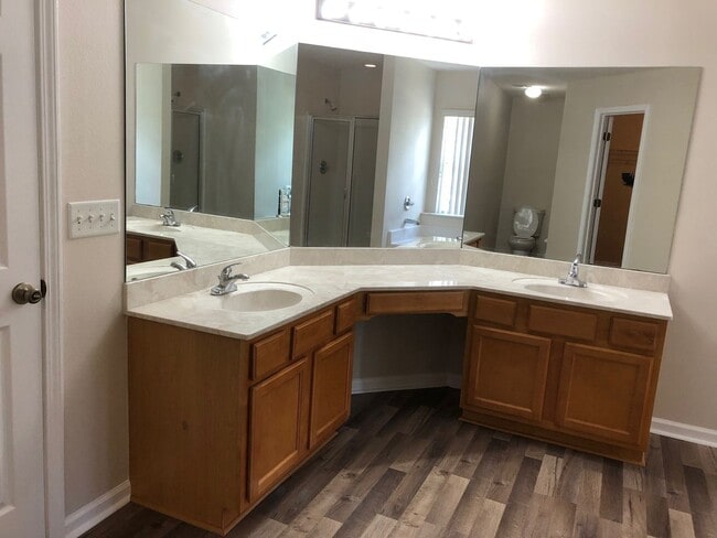 Building Photo - Large 5 Bedroom, 3 Bathroom Single Family ...
