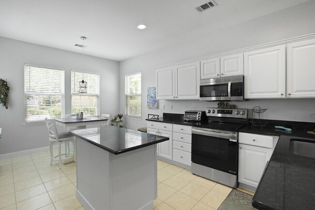 Building Photo - 211 Hampton Cir