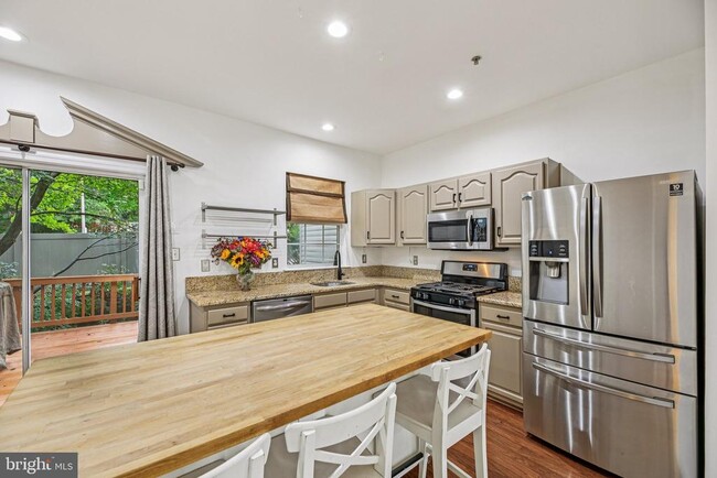 Building Photo - 633 Baystone Ct