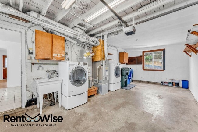 Building Photo - 110 Cuesta Dr