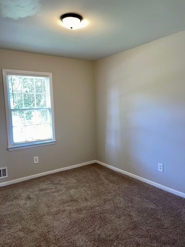 Building Photo - Amazing Deal On This 4 Bedroom/1.5 Bath Br...