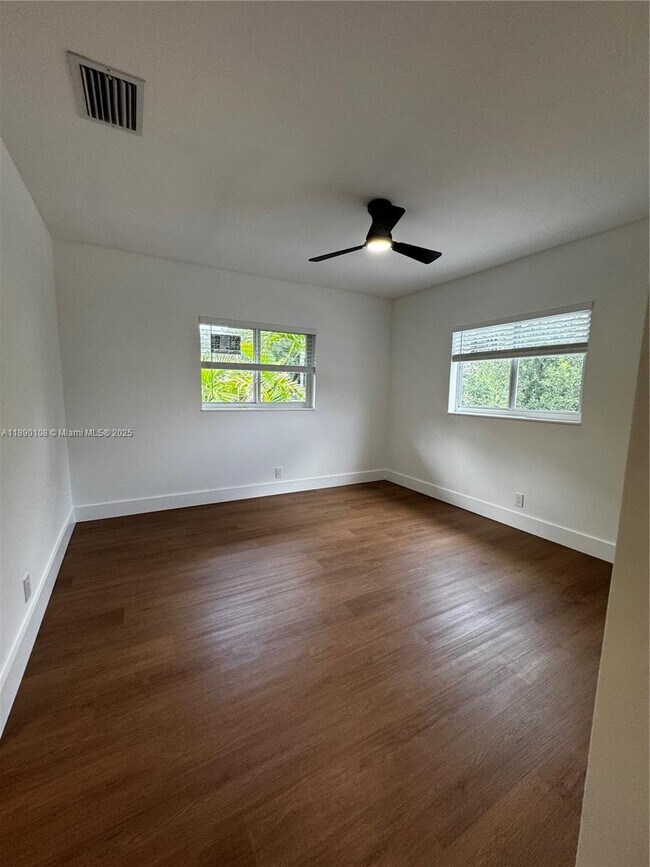 Building Photo - 1460 SW 24th Ct