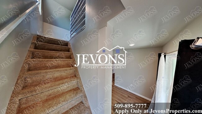 Building Photo - Explore this attractive property in Yakima with 3 bedrooms and 1 bathroom