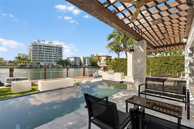 Building Photo - 9380 Bay Dr