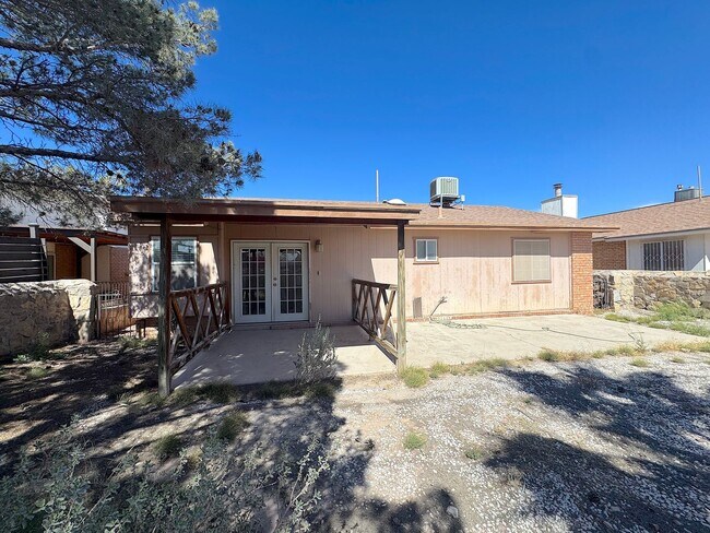 Building Photo - East El Paso 3 bed Refrig A/C!