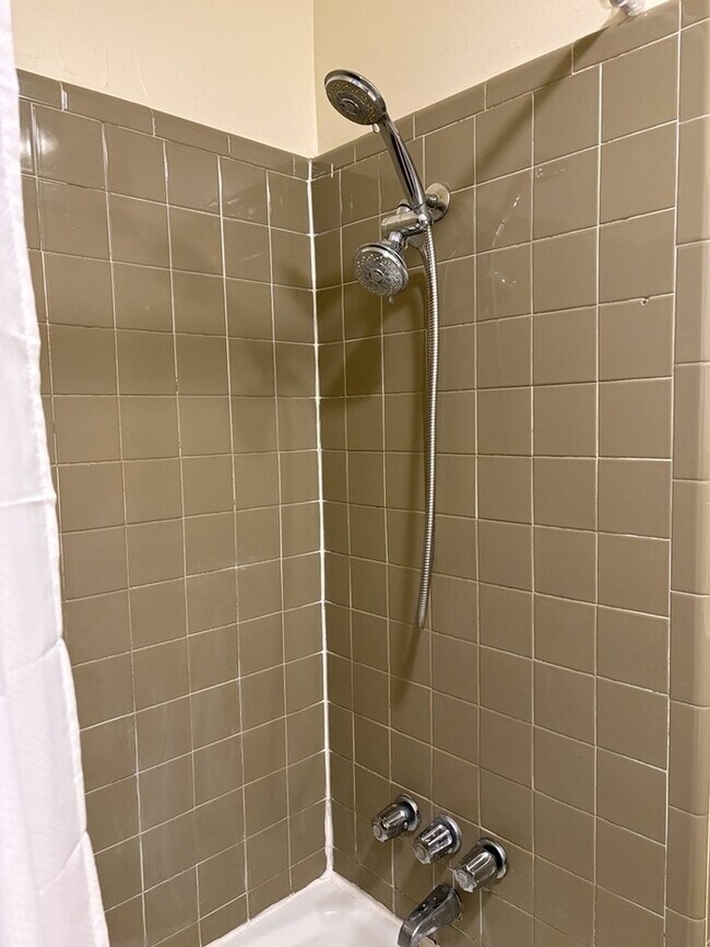 Building Photo - 2 Bedroom 2 Bathroom