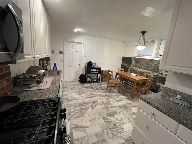 Building Photo - 915 Beacon St