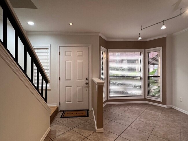 Building Photo - Beautifully updated 2 bedroom 2 1/2 baths ...
