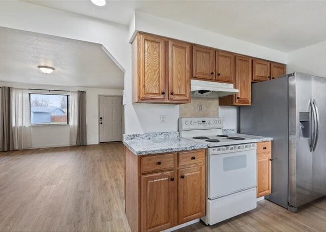 Building Photo - 1319 E Victory Rd