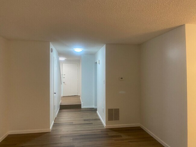 Building Photo - Charming 3BR Townhome in Plainsboro