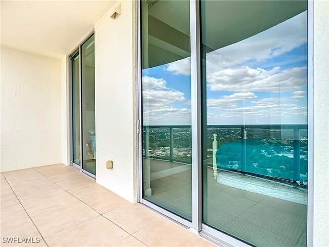 Building Photo - 3000 Oasis Grand Blvd