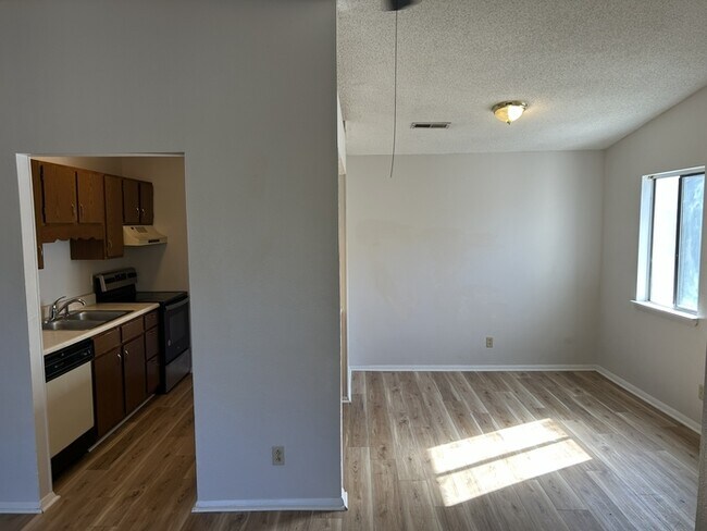 Building Photo - 3615 N Crestview Dr NW