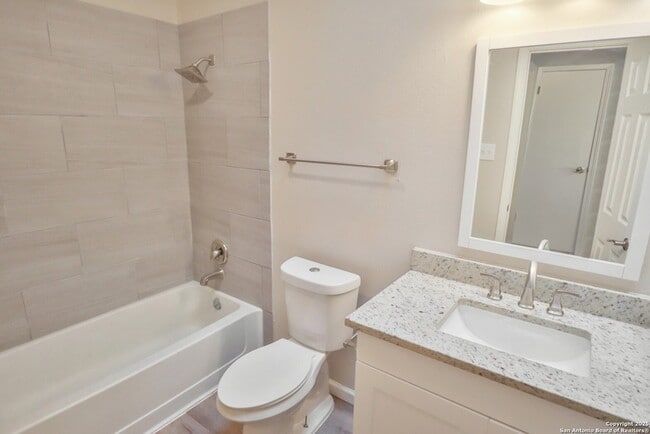 Building Photo - 5613 Lochmoor