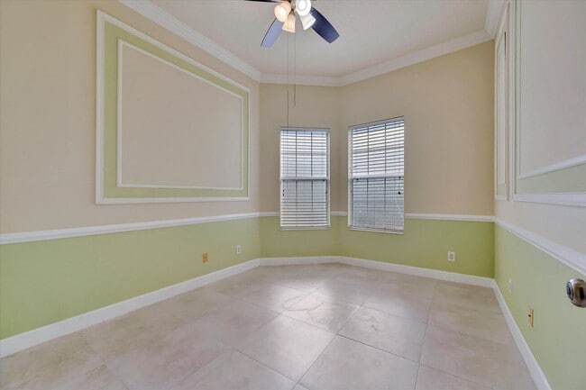 Building Photo - Convenient Central Location - 4 Bedroom + Den , 2 Bathroom Home