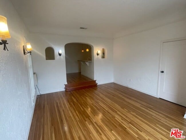 Building Photo - 642 1/2 Maltman Ave