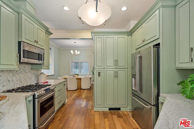 Building Photo - 20 Ketch St