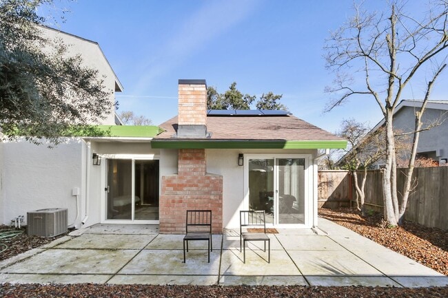 Building Photo - 2 Bedroom 2 Bedroom Home in East Davis with solar