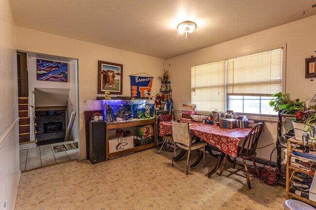 Building Photo - 1100 Skyline Dr