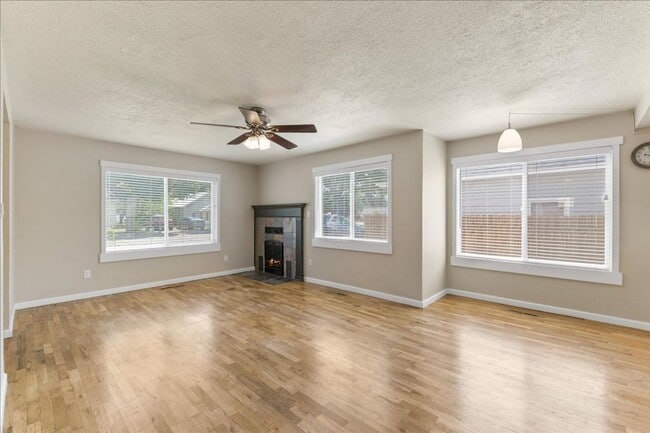 Building Photo - Remodeled 5 Bedroom Home Close to Boise St...