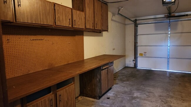 Building Photo - 2 bedroom on quiet street!