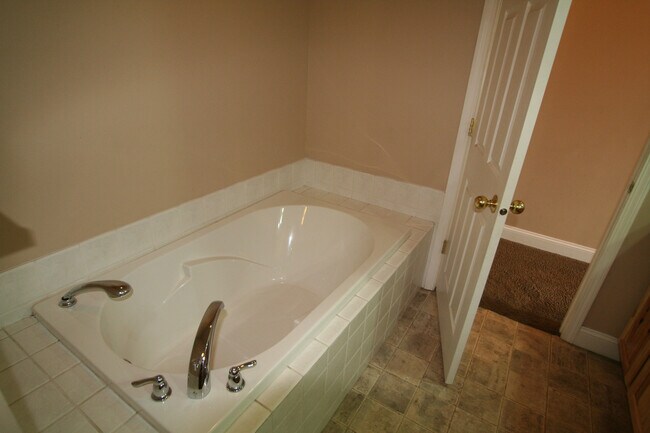 Building Photo - Matheson Way Townhouse