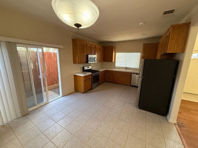 Building Photo - Large 4 Bedroom 3 Bath House w/ 2 car garage
