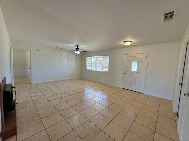 Building Photo - Hesperia Home on The Mesa