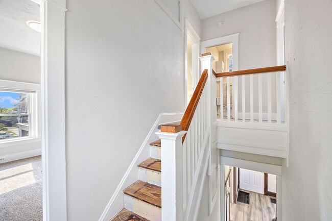 Building Photo - Evanston- Charming 3 bedroom 1 Bath