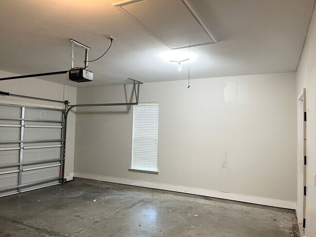 Building Photo - 3 Bedroom, 1 bath, with fenced in backyard...
